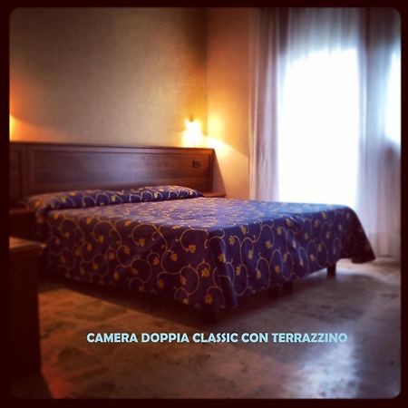 Hotel Miramare Chioggia Sottomarina Con Piscina ภายนอก รูปภาพ